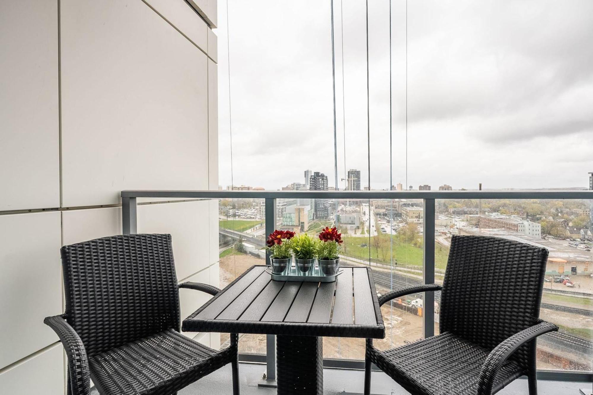 1Br Modern Condo - King Bed And Stunning City View Kitchener Eksteriør bilde